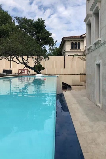 屋外の海辺のアクリルスイミングプール